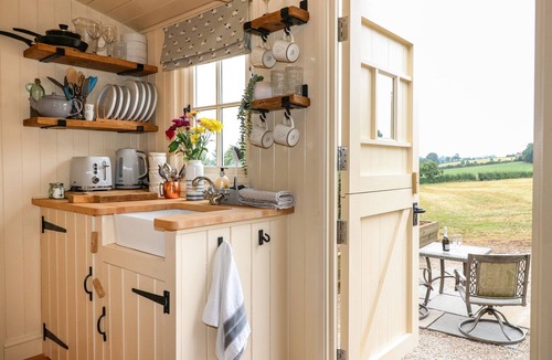 Ashbourne Cottage | HIGH GROUNDS SHEPHERD'S HUT, romantic, with hot tub in Ashbourne