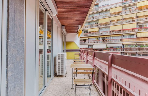 La Nova Esquerra de l'Eixample Apartment | Hip Antiga Esq de l'Eixample 3BR w/Doorman, W/D & A/C, by Blueground