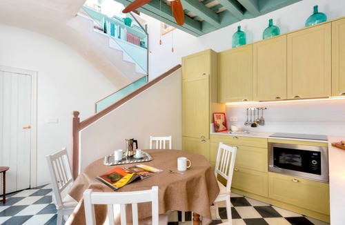 Santa Cruz Apartment | Historical House Overlooking Gardens of Alcazar Palace