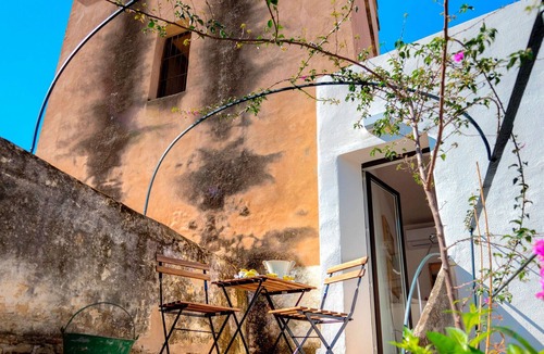 Santa Cruz Apartment | Historical House Overlooking Gardens of Alcazar Palace