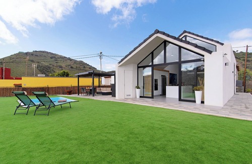 La Solana Villa | Holiday Home "Enora" with Mountain Views, Private Pool and Wi-Fi