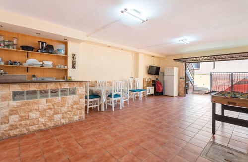 Soneja House | Holiday Home 'Cozy Townhouse In Soneja' with Mountain View, Wi-Fi and Air Conditioning