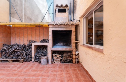 Soneja House | Holiday Home 'Cozy Townhouse In Soneja' with Mountain View, Wi-Fi and Air Conditioning