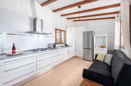 Catadau House | Holiday Home 'La Bombonera' with Private Terrace, Wi-Fi and Air Conditioning