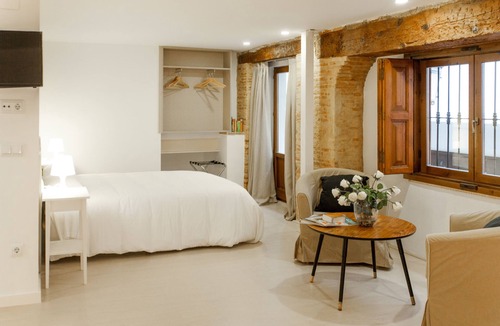 Ciutat Vella Hostel | Host & Home