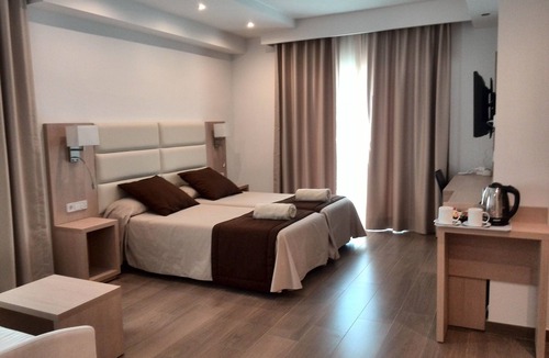 Portinatx Hostel | Hostal La Cigüeña