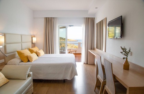 Portinatx Hostel | Hostal La Cigüeña