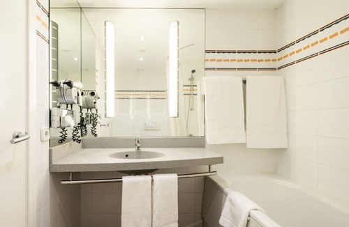 Benicalap Hotel | Hotel ILUNION Valencia 4