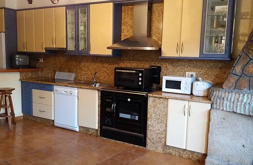 Castrelo de Mino House | House with pool in Ramíras, Ourense