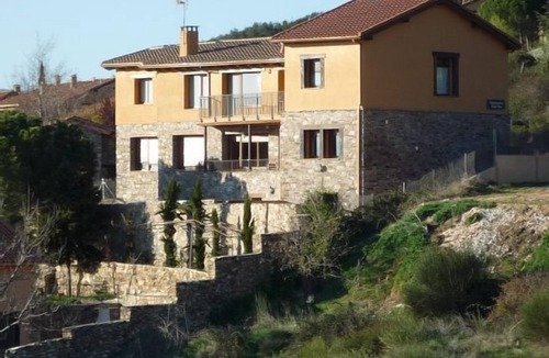 Berzosa del Lozoya Cottage | Housing two floors, dining room, kitchen. Two rooms.