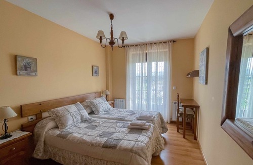 Hoyos del Espino Apartment | La Nava de Gredos, cozy flat with views