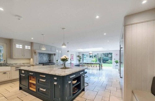 Windsor House | Legoland Basecamp | Perfect for Families | Sleeps 15