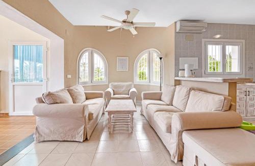 Empedrola Villa | Leuki