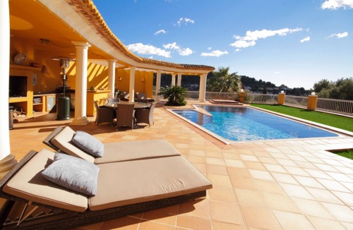 Empedrola Villa | Lg Luxury 5 Bed Private Villa w/Lawned Garden & Pool w/Sea-Mountain Views