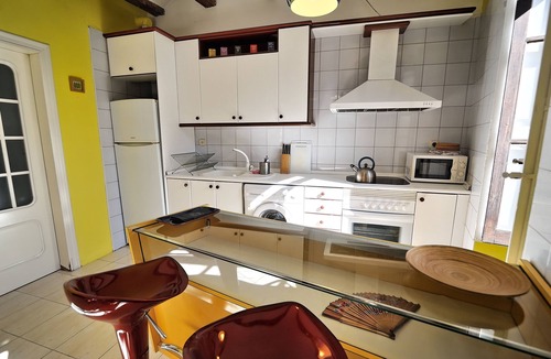 Morvedre Apartment | Luminous studio: On-St FREE parking/Carmen-440m/Wi-Fi/Metro-tram-280m/Lidl-350m.