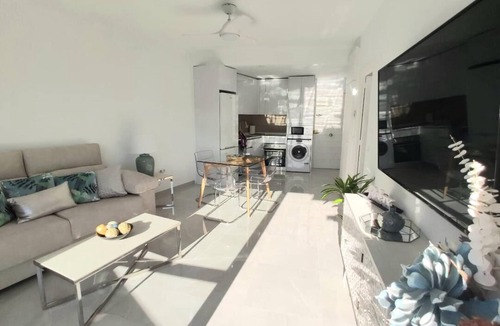 Benalmadena Costa Apartment | LUX. Frontbeach, 5 POOLS. Terrace, TV 65'-2 B.C. 4 ppl. WIFI. Netflix.