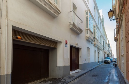 Old Town Apartment | Luxurious Apartment - FREE WIFI & GARAGE - LIFT- In The Heart Of Cadiz Old Town