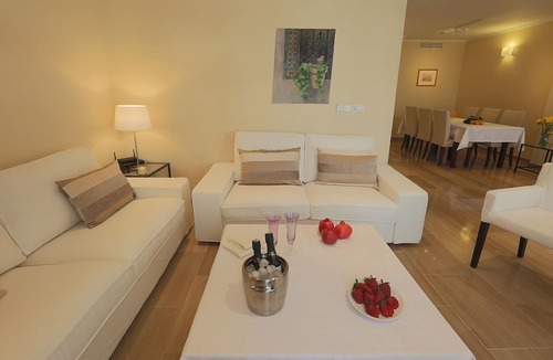 Museo Apartment | Luxurious Apartment in Epicentro: Parking + Free Wi-Fi, A/C, 3 BR + 3 WC, no noise