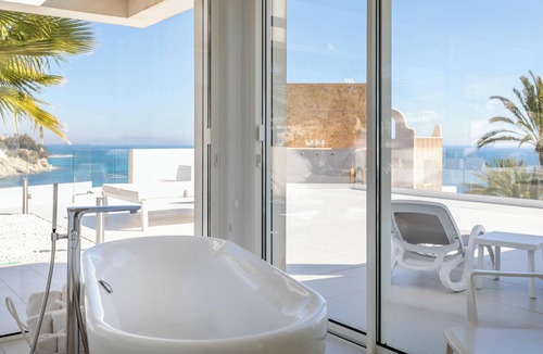 Coveta Fuma Villa | Luxury Villa Lizo with Fabulous View, Pool, Terrace & Wi-Fi