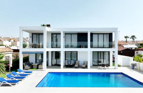 San Fulgencio Villa | Luxury villa with large swimming pool and outdoor area