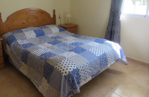 Los Arenales del Sol Apartment | Med 1, 2 Bed, WiFi, UKTV, Air Con, Pools, Tennis, near beach, bars & restaurants