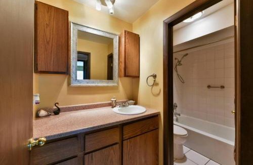 O'Hare Apartment | Mins from O'Hare Safe Location Private Parking