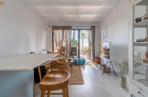 Playa del Aguila Apartment | PHARUS retro beach home New Heated Pool