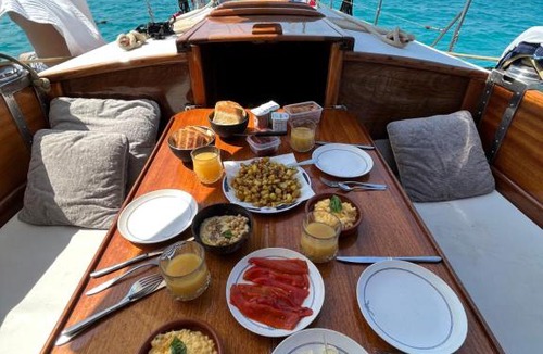 Talamanca Boat Rental | Private cruise on a classic wooden sailboat