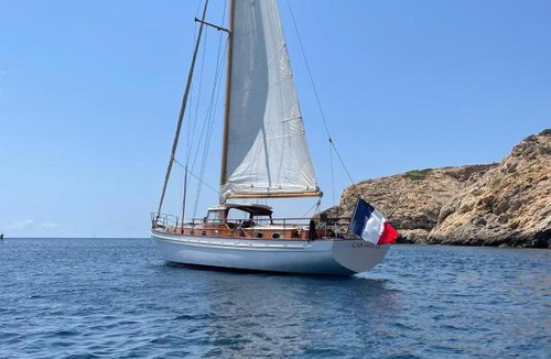 Talamanca Boat Rental | Private cruise on a classic wooden sailboat