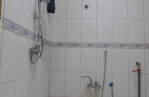 Buraydah Cabin | Private room 8m for men. Bed, AC, side table, Wi-Fi. Shared baths, lounges.