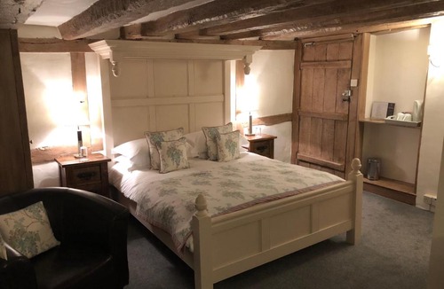 Barns Green Hotel | Random Hall