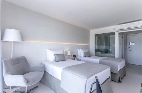 Recreio dos Bandeirantes Hotel | Relaxing Accommodations for Couple Getaway | 0.9 Mi from Parque do Marapendi