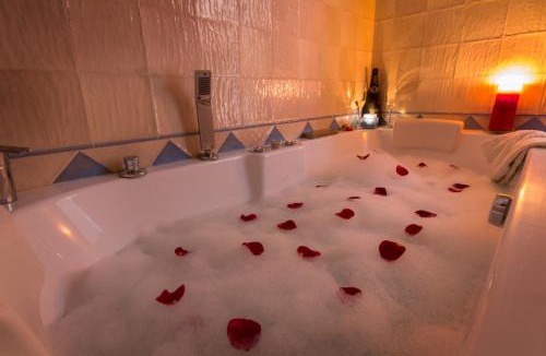 Laroya House | Romantic house for 2 or 4 people with jacuzzi