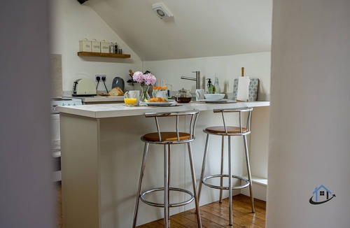 Caldecott Apartment | Rustic 2 bed flat, en-suite, parking, corporates