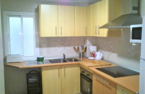 Fuengirola City Centre Apartment | Sea ​front apartment with pool. Satellite TV. Wifi. DECREASING PRICES.