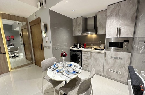 Jeddah Apartment | Self Check-in Luxury Studio near to airport with HotTub, WiFi & 75" Smart TV