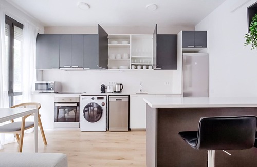 La Nova Esquerra de l'Eixample Apartment | Serene Nova Esq de l'Eixample 2BR w/A/C, W/D & Elev, by Blueground