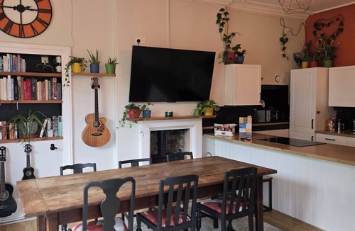 Exeter Apartment | Spacious 2 Bed/Bath Central Apt, Parking & Garden