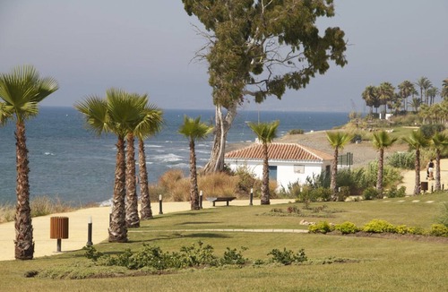 New Golden Mile House | Spacious Beachside House With Roof Jacuzzi, Private Garden & communal pool