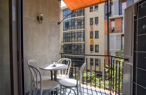 Esquerra de l'Eixample Apartment | Spacious & Design 4Br w/Balcony WIFI + Parking 15m Ramblas Walking Distance