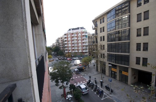 Esquerra de l'Eixample Apartment | Spacious & Design 4Br w/Balcony WIFI + Parking 15m Ramblas Walking Distance