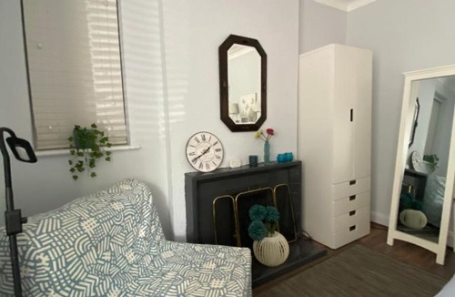 London Borough of Bromley House | Spacious Double Studio-style room