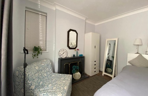London Borough of Bromley House | Spacious Double Studio-style room