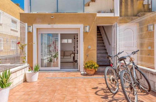 Oliva House | Spacious Holiday Home in Oliva with Swimming Pool