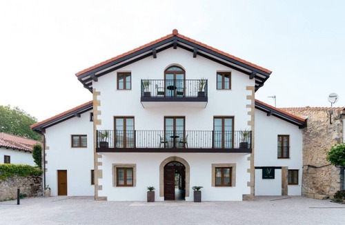 Villaverde de Pontones Apartment | Special studio for couples with individual hydromassage bathtub.