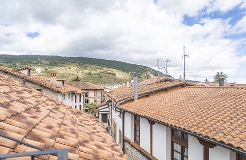 Ezcaray Apartment | Studio Apartment 'Altuzarra 1' with Mountain View, Private Terrace and Wi-Fi
