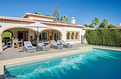 Costa Nova Villa | Stunning private villa for 6 guests with A/C, WIFI, private pool, TV and patio