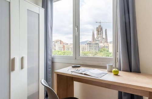 el Fort Pienc Condo | Stunning views over iconic Sagrada Familia! Building perfect for large groups!