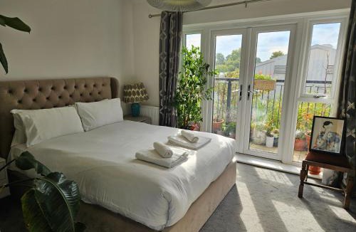 Wandle Valley Apartment | Stylish 1BD Flat with Parking Hackbridge