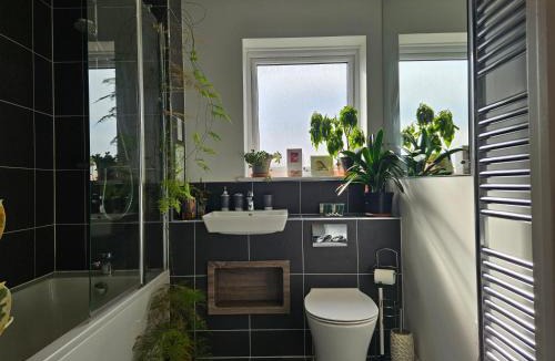 Wandle Valley Apartment | Stylish 1BD Flat with Parking Hackbridge